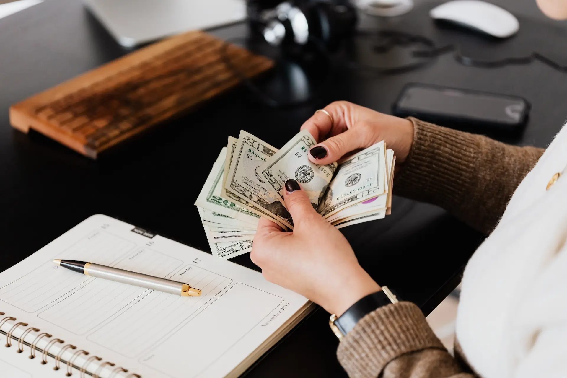 Mujer disfruta los beneficios de una auditoria de control interno